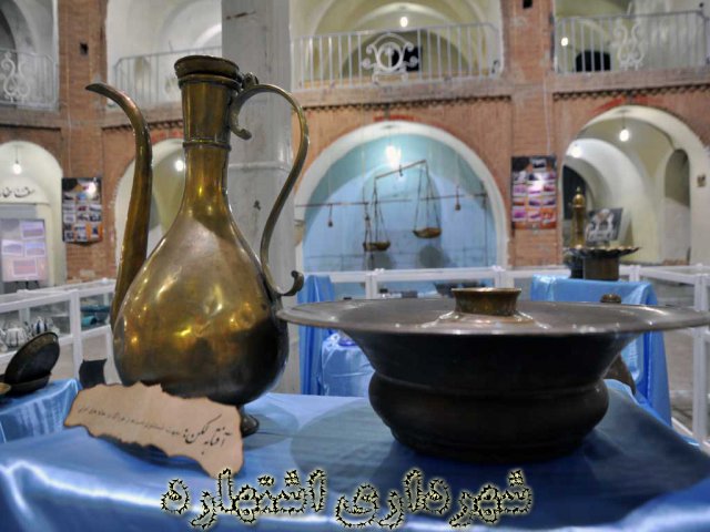 نمایی از ظروف قدیمی در نمایشگاه اسناد و آثار قدیمی اشتهارد 